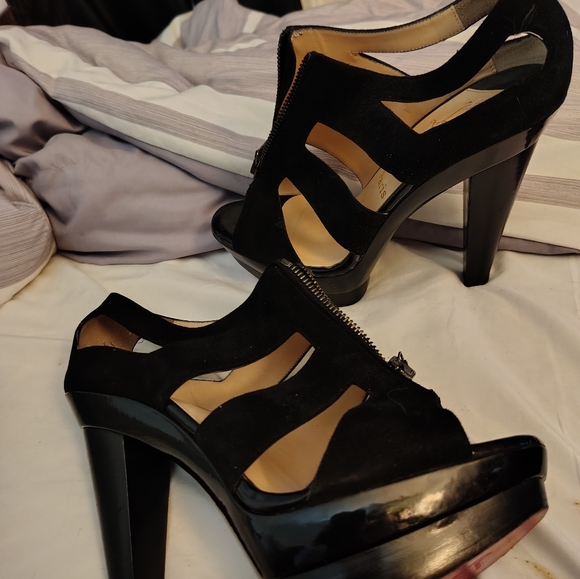Elegant Black Women's Heels - Picture 4 of 5